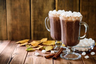 Hatmi ahşap arka plan üzerinde cam bardak sıcak çikolata