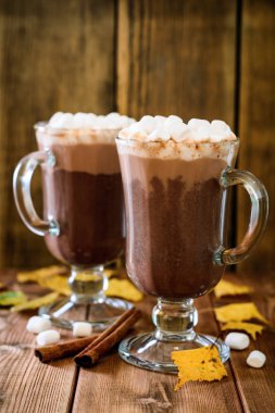 Hatmi ahşap arka plan üzerinde cam bardak sıcak çikolata