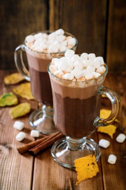 Hatmi ahşap arka plan üzerinde cam bardak sıcak çikolata