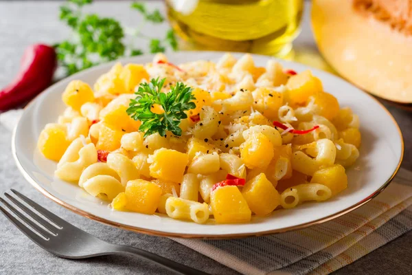 Pasta con calabaza, chile y queso en plato sobre fondo de piedra — Foto de Stock