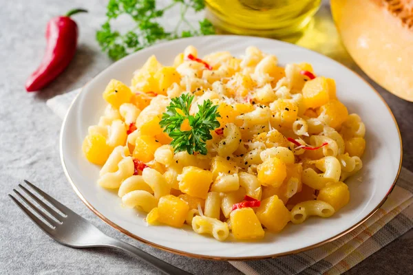 Pasta con calabaza, chile y queso en plato sobre fondo de piedra — Foto de Stock