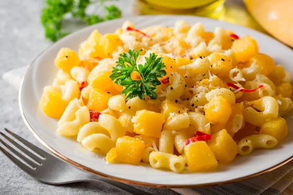 Pasta con calabaza, chile y queso en plato sobre fondo de piedra — Foto de Stock