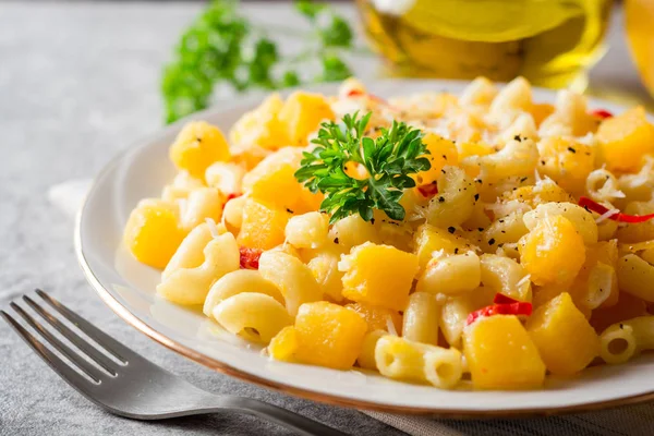 Pasta con calabaza, chile y queso en plato sobre fondo de piedra — Foto de Stock