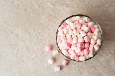 Cam kase taş zemin üzerine beyaz ve pembe mini lokum.