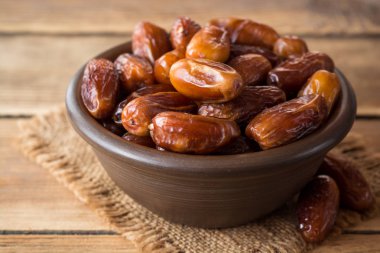 Kurumuş meyveler ahşap masada seramik kasede..