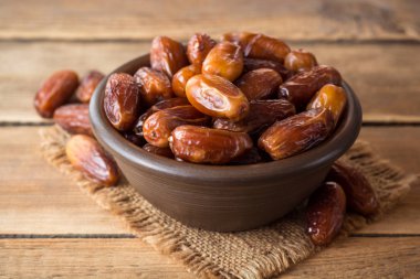 Kurumuş meyveler ahşap masada seramik kasede..