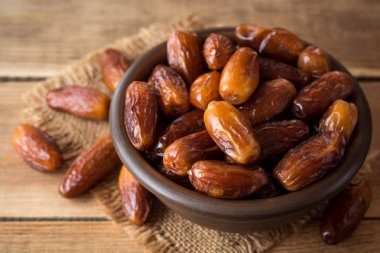 Kurumuş meyveler ahşap masada seramik kasede..