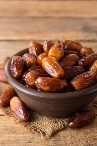 Kurumuş meyveler ahşap masada seramik kasede..