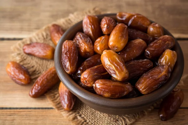 Kurumuş meyveler ahşap masada seramik kasede..