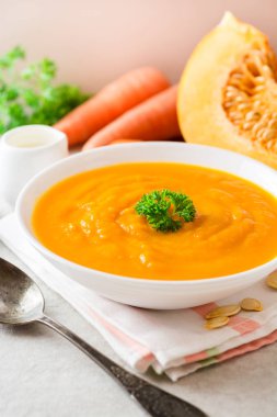 Kabak ve havuç gri taş zemin üzerine maydanoz çorbası Krem.