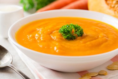 Kabak ve havuç gri taş zemin üzerine maydanoz çorbası Krem.