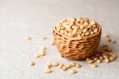 Çam fıstığı gri taş zemin üzerine seramik kase.