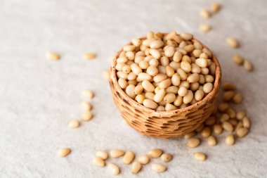 Çam fıstığı gri taş zemin üzerine seramik kase.