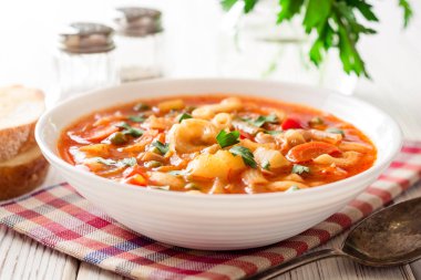 Beyaz ahşap zemin üzerinde İtalyan sebzeli çorba çorba.