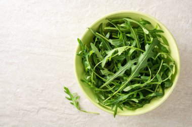 Taze roka kapta gri taş zemin üzerine bırakır.