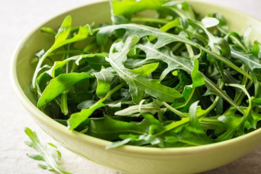 Taze roka kapta gri taş zemin üzerine bırakır.