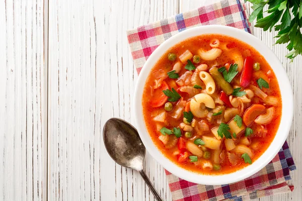 Beyaz ahşap zemin üzerinde İtalyan sebzeli çorba çorba.