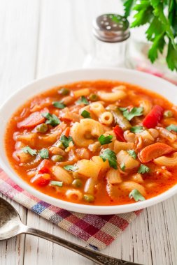 Beyaz ahşap zemin üzerinde İtalyan sebzeli çorba çorba.