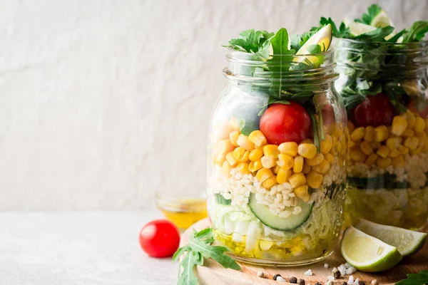 Ensaladas caseras saludables con bulgur, verduras y lima en frascos de albañil sobre fondo de piedra gris . — Foto de Stock