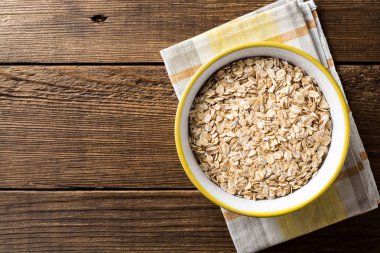 Koyu ahşap masa kase yulaf gevreği