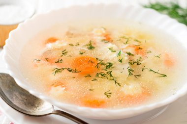 Tavuk çorbası ile stelline makarna ve havuç Beyaz ahşap tablo.