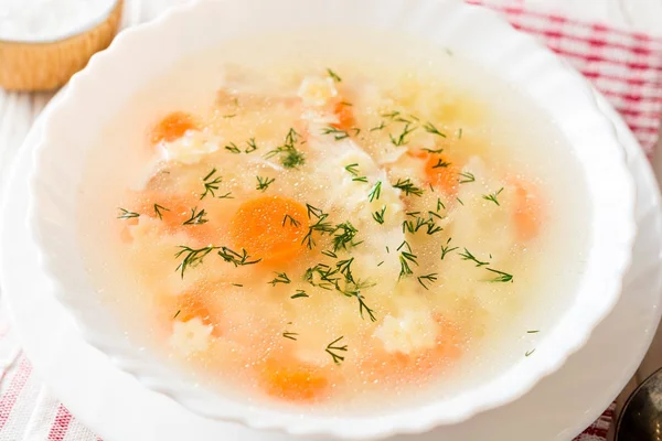 Sopa de frango com macarrão estrelado e cenoura na mesa de madeira branca . — Fotografia de Stock