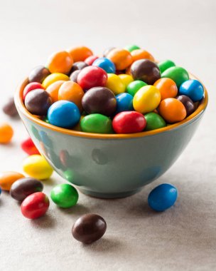 Kase gri taş zemin üzerine çikolata renkli düğmeler.