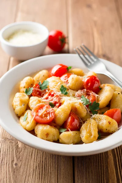 나무 테이블에 토마토, 마늘, 파 슬 리, 파 르 메 산 치즈와 홈메이드 이탈리아 뇨키. — 스톡 사진