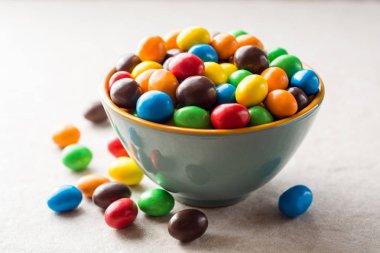 Kase gri taş zemin üzerine çikolata renkli düğmeler.