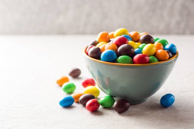 Kase gri taş zemin üzerine çikolata renkli düğmeler.