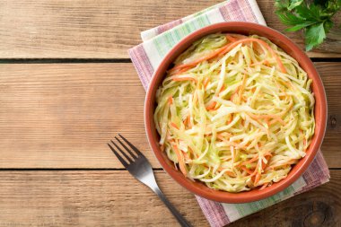 Taze coleslow salata kase rustik ahşap tablo