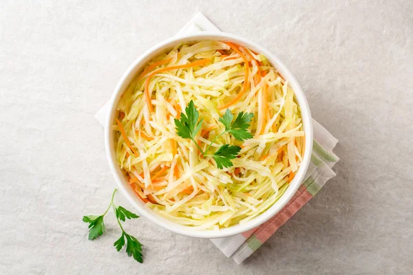 Ensalada de ensalada de col fresca en tazón sobre fondo de piedra gris . — Foto de Stock