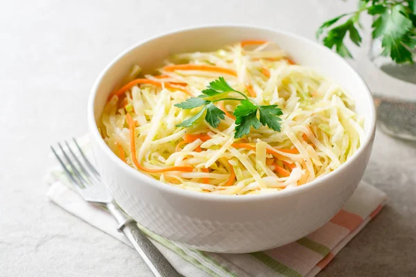 Ensalada de ensalada de col fresca en tazón sobre fondo de piedra gris . — Foto de Stock