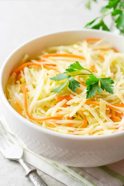 Ensalada de ensalada de col fresca en tazón sobre fondo de piedra gris . — Foto de Stock