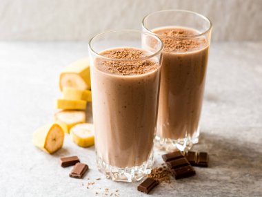 Cam gri taş zemin üzerine çikolata muz smoothie