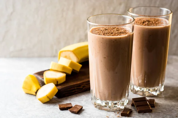 Cam gri taş zemin üzerine çikolata muz smoothie