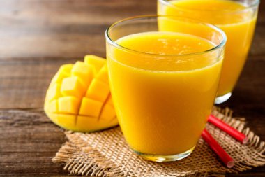 Mango smoothie koyu ahşap arka plan üzerinde cam