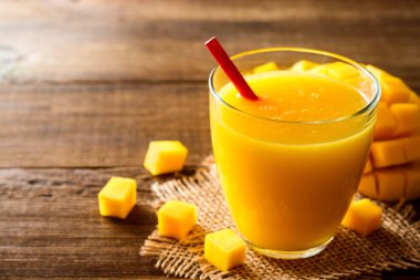 Mango smoothie koyu ahşap arka plan üzerinde cam