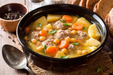 Köfte, sebze ve ahşap masa üzerinde Nohut Çorbası