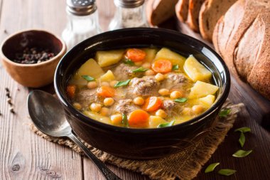 Köfte, sebze ve ahşap masa üzerinde Nohut Çorbası