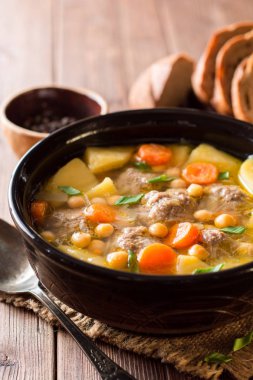 Köfte, sebze ve ahşap masa üzerinde Nohut Çorbası