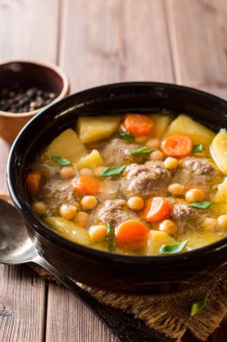 Köfte, sebze ve ahşap masa üzerinde Nohut Çorbası