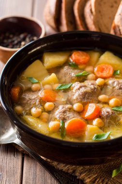 Köfte, sebze ve ahşap masa üzerinde Nohut Çorbası