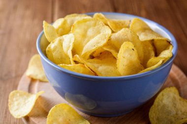 Tahta masada patates cipsi.