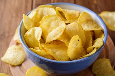 Tahta masada patates cipsi.