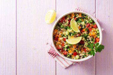 Bulgur ve ahşap masa kase sebze taze salata