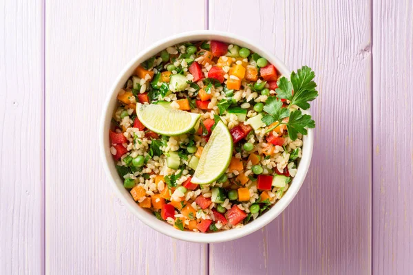 Ensalada fresca con bulgur y verduras en tazón sobre mesa de madera — Foto de Stock