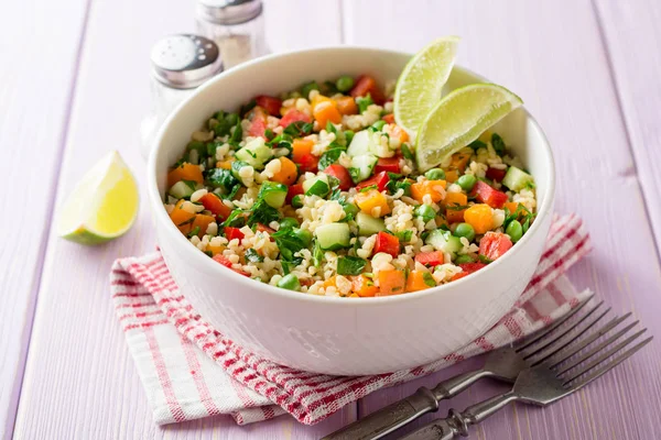 Ensalada fresca con bulgur y verduras en tazón sobre mesa de madera — Foto de Stock