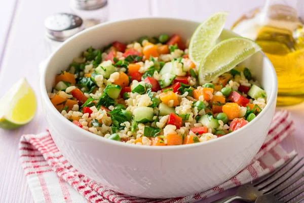 Ensalada fresca con bulgur y verduras en tazón sobre mesa de madera — Foto de Stock