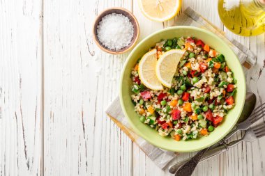 Bulgur ve Beyaz ahşap masa sebze taze salata